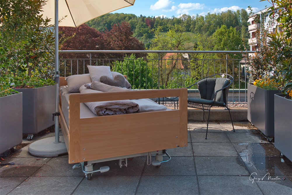 Bett auf der Terrasse im Hospiz Aargau, Brugg