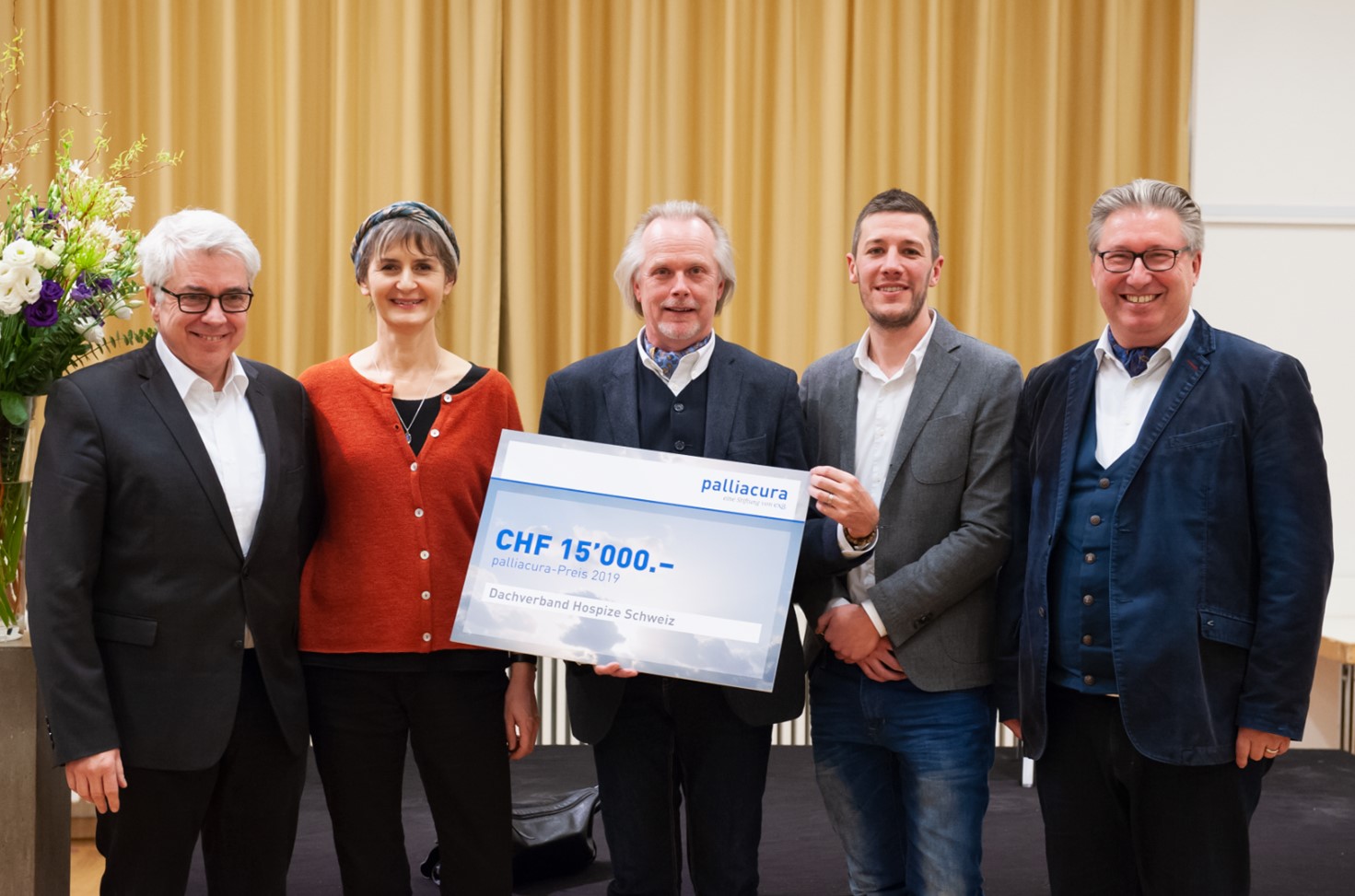 Bildlegende von links nach rechts: Vorstand des Dachverbandes Hospize Schweiz: Henri Gassler, Sibylle Jean-Petit-Matile, Horst Ubrich, Roland Buschor, Hans Peter Stutz
